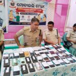 ମୋହନା ଥାନାରେ ମୋବାଇଲ ହଜିଯାଇଥିବା ଲୋକଙ୍କୁ ଫେରାଇଲେ ଥାନା କର୍ତ୍ତୃପକ୍ଷ..